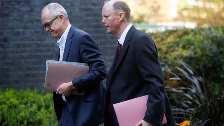 El profesor Chris Whitty (izquierda) y sir Patrick Vallance son considerados como los responsables de la estrategia de Reino Unido ante el coronavirus.