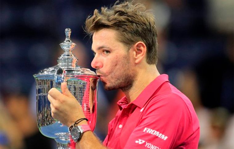 Stan Wawrinka besa el trofeo del US Open tras vencer en la final de 2016 a Djokovic por 6-7, 6-4, 7-5 y 6-3 Foto: US Open