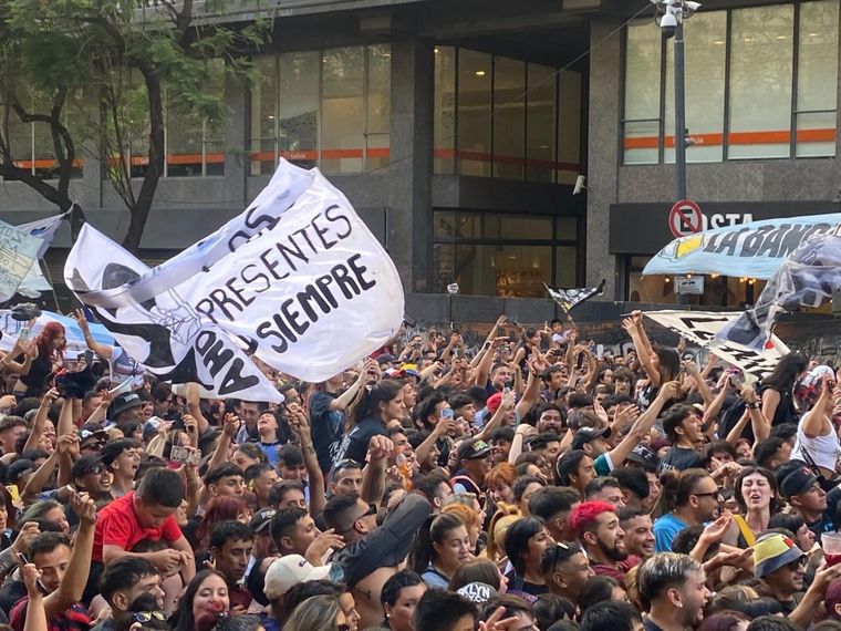 Miles de fanáticos se congregaron en el Obelisco para recordar a las víctimas de Cromañón. Foto: Nicolás Colman/MDZ