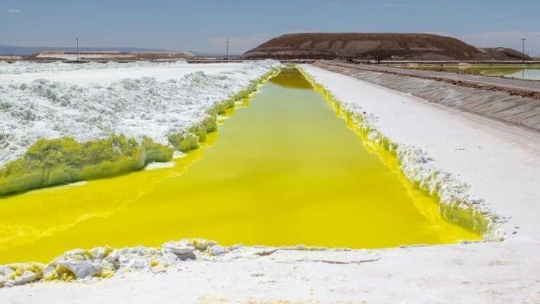 El precio del litio se desplomó más de un 80% en los últimos dos años. Foto: bbc