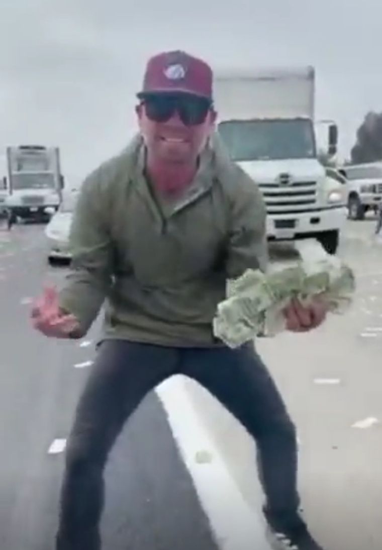 La gente detuvo sus vehículos y comenzó a cosechar los billetes