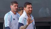 Lionel Messi, con Rodrigo De Paul detrás, saluda durante un entrenamiento de Argentina en Elche, España, durante la última fecha FIFA de noviembre.