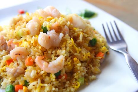 Wok de camarones, verduritas y arroz