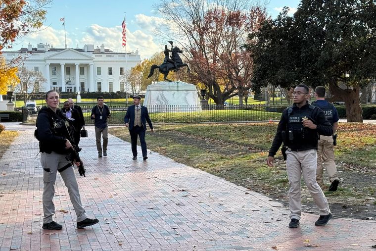 Integrantes del Servicio Secreto de los Estados Unidos custodian la entrada de la Casa Blanca este miércoles, en Washington. Foto: EFE&nbsp;