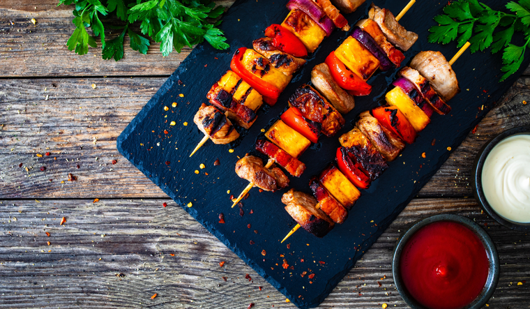 Cómo sorprender en tus parrilladas: brochetas de cerdo y piña Foto: Shutterstock