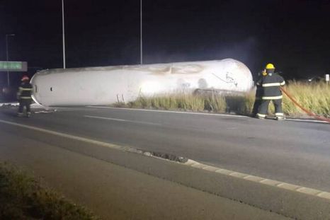 Un trágico siniestro vial registró este sábado por la madrugada en la autopista Córdoba-Rosario, donde un choque entre dos camiones derivó en un incendio y la muerte de uno de los conductores. Un trágico siniestro vial registró este sábado por la madrugada en la autopista Córdoba-Rosario, donde un choque entre dos camiones derivó en un incendio y la muerte de uno de los conductores.