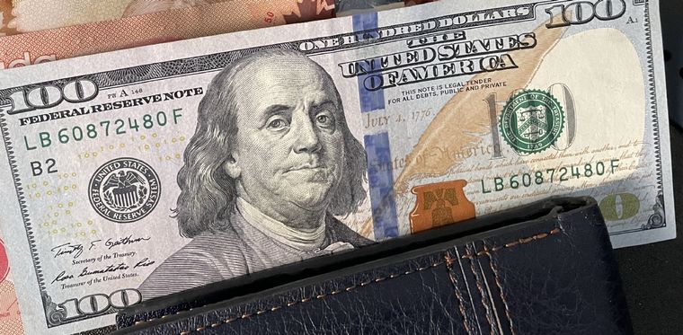 El dólar blue dio un nuevo salto antes de las elecciones Foto: ALF PONCE MERCADO / MDZ