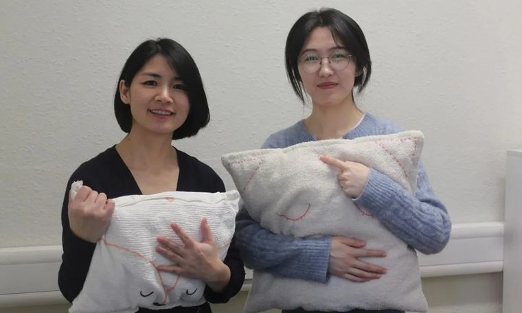 La almohada transmite música mediante vibraciones, evitando el uso del teléfono durante la noche. La almohada transmite música mediante vibraciones, evitando el uso del teléfono durante la noche.