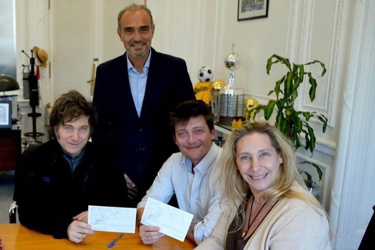 En Casa Rosada, la llamada mesa bonaerense que integran Santiago Caputo, Karina Milei, Eduardo 'Lule' Menem y Sebastián Pareja se reunió para dirimir los próximos pasos de la campaña. 