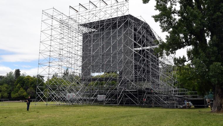 La estructura del escenario que albergará al Festival Palau Foto: ALF PONCE MERCADO / MDZ