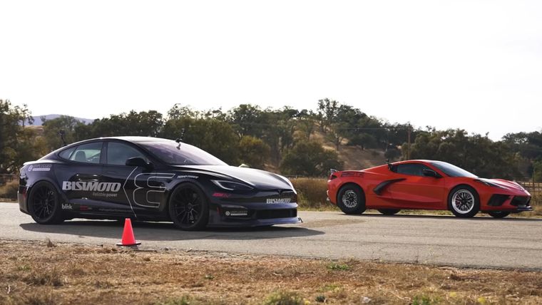 Tesla vs Corvette Foto: CarWow