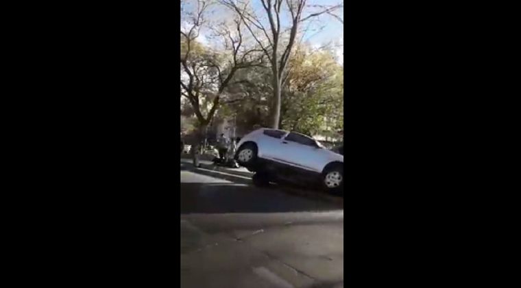 El conductor del vehículo perdió el control y se incrustó en una acequia.