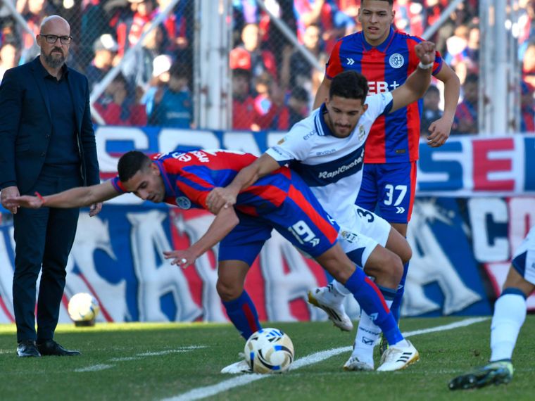 San Lorenzo empató sin goles ante Gimnasia con un polémico arbitraje de Lamolina. San Lorenzo empató sin goles ante Gimnasia con un polémico arbitraje de Lamolina.