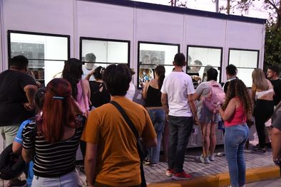 MDZol | Las filas para cargar las pulseras inteligentes superaron la media hora. Foto: Rodrigo D`Angelo / MDZ