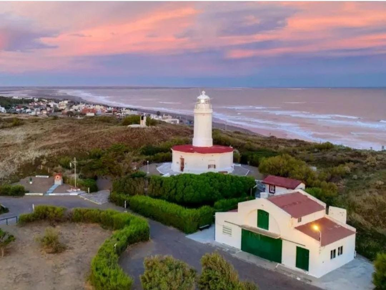 Las playas amplias y el viento convierten a este pueblo costero en una de las escapadas más singulares cerca de Viedma. Las playas amplias y el viento convierten a este pueblo costero en una de las escapadas más singulares cerca de Viedma.
