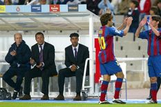 Abrazo con Deco y a la cancha por primera vez de manera oficial. Foto: FC Barcelona Abrazo con Deco y a la cancha por primera vez de manera oficial. Foto: FC Barcelona