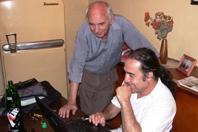 MDZol | Eduardo Gregorio y Víctor Hugo Cortez preparando el material discográfico. Foto: Eliana Drajer