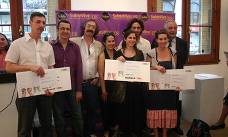 Los ganadores y el jurado: Marcelo De La Fuente, Rodrigo Alonso, Leonel Luna, Fabiana Barreda, Leticia Christoph, Máximo Jacoby, Judith Bensimon y Pepe Romero. Foto: Gentileza
