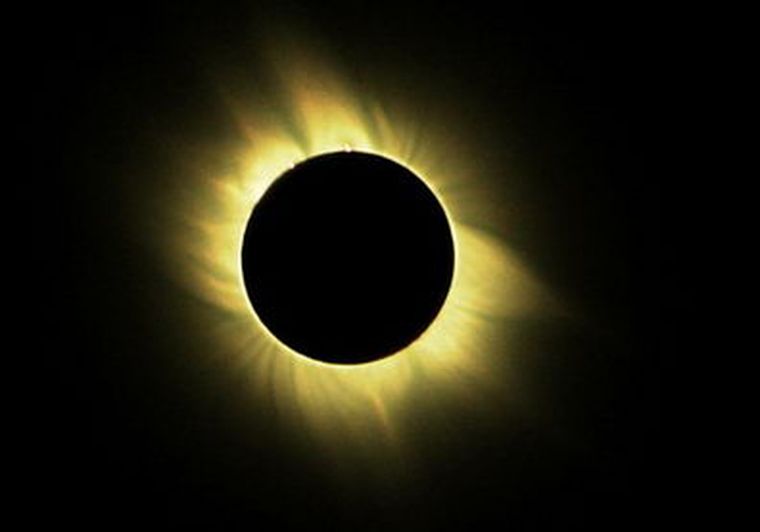 El eclipse total de sol comenzó en Canadá. Foto: web