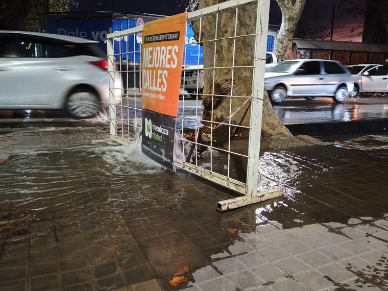 Caño maestro roto y veredas desbordadas en esquina crítica de la ciudad.
