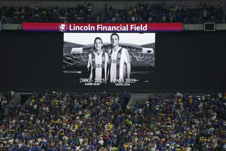 El argentino del Chelsea se mostró muy conmovido durante el minuto de silencio por el fallecimiento de Diogo Jota y su hermano André.&nbsp;