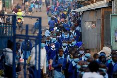 Escolares hacen cola para una revisión de temperatura tras la reapertura de las escuelas, en Nairobi (Kenia), 4 de enero de 2021.