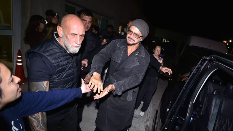 Ricardo Arjona aterrizó en el aeropuerto de San Fernando pasadas las 22 horas de este jueves. / RS Fotos