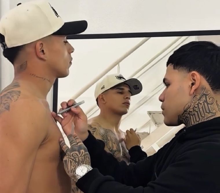 Flores fue protagonista ante Recoleta y luego se realizó un enorme tatoo.