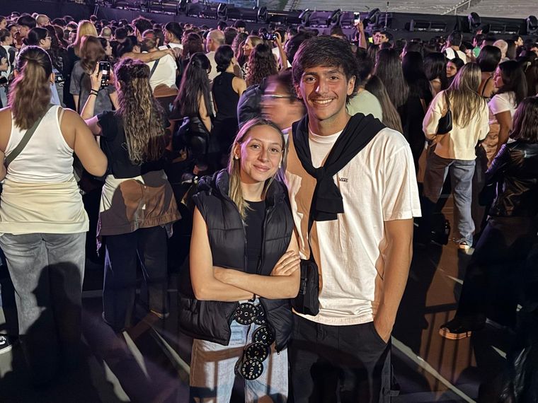Valentina Murri y Francesco Di Césare, esperando el show. Valentina Murri y Francesco Di Césare, esperando el show.