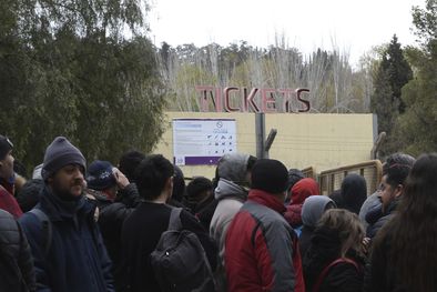 MDZol | Los hinchas del millonario se agruparon en las boleterías del Estadio Malvinas Argentinas para conseguir una entrada Foto: Rodrigo DAngelo / MDZ