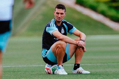 Lionel Scaloni perfila la formación de la Selección argentina para el debut. Lionel Scaloni perfila la formación de la Selección argentina para el debut.