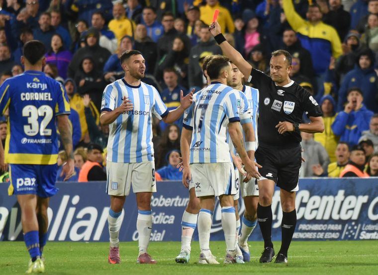 Maravilla Martínez fue expulsado por Darío Herrera a instancias de VAR.