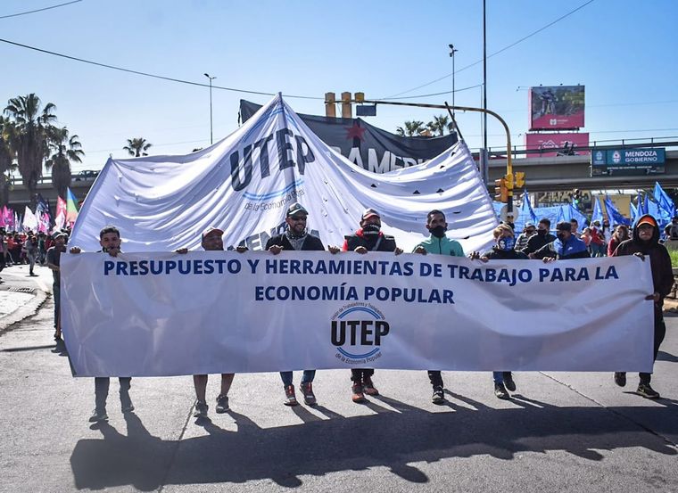 Manifestantes de la UTEP marchan por el centro. Foto: Twitter