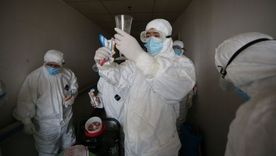 Pese a la merma en los casos nuevos de coronavirus, los trabajos de desinfección continúan en Wuhan.