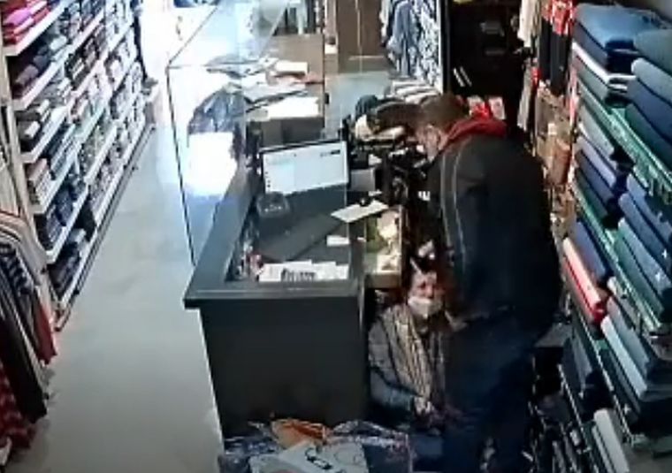 Uno de los momentos más crudos de la secuencia, cuando el delincuente sigue aunque la mujer le dice que no tiene nada