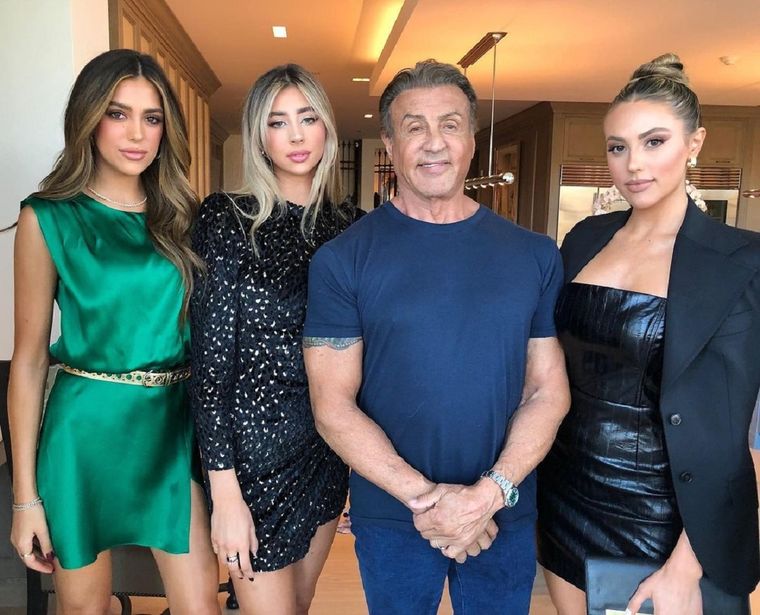 Sylvester Stallone junto a sus tres hijas, Sophia, Sistine y Scarlet Foto: Instagram