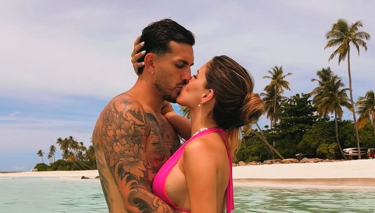 Leandro Paredes disfruta de unas merecidas vacaciones junto a Camila Galante.