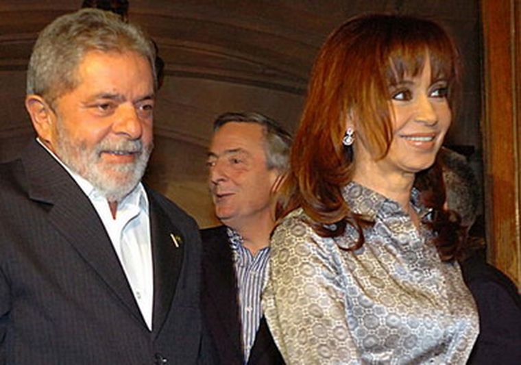 Lula con Cristina. Atrás, Néstor Kirchner. Foto: Télam