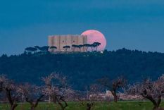 La luna llena sale detrás del Castel del Monte en Andria, Italia. Foto: GETTY IMAGES