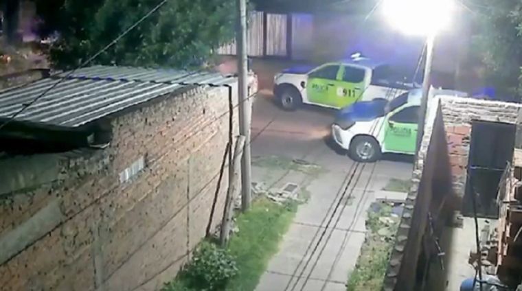 Dos policías están acusados de atropellar y matar a un hombre que padecía un brote psicótico Foto: Captura de video