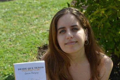 MDZol | Gabriela Rodriguez con el libro que escribió recordando a su mama Silvana.