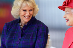 La familia real no tuvo otra opción que aceptar la relación y en el año 2000 le tendieron la mano a Camilla Parker Bowles para darle la bienvenida. Foto: Pop Sugar - https://media1.popsugar-assets.com/files/thumbor/6subFSWRhkNEbyOvzlXFpI7c65s/fit-in/2048xorig/filters:format_auto-!!-:strip_icc-!!-/2017/06/14/701/n/43050598/dad188b1e097b6d2_GettyImages-186212496.jpg
