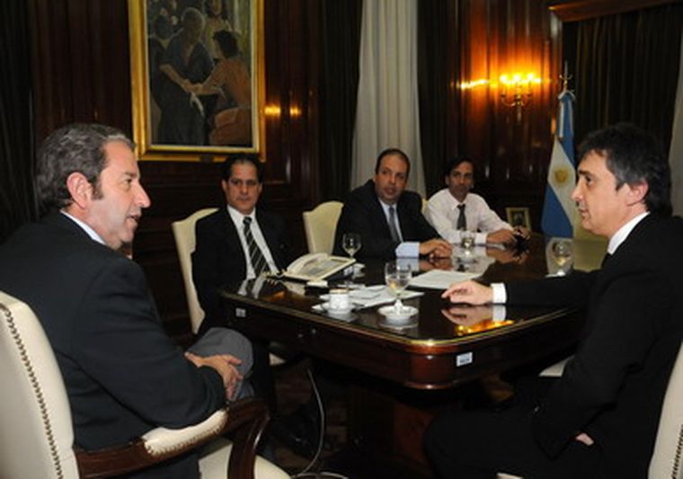 La reunión en el Senado que dio inicio al idilio Artaza-Cobos. Foto: Prensa Senado