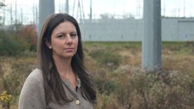 Emily Kasabian frente a una subestación cerca de su casa. Emily Kasabian frente a una subestación cerca de su casa.