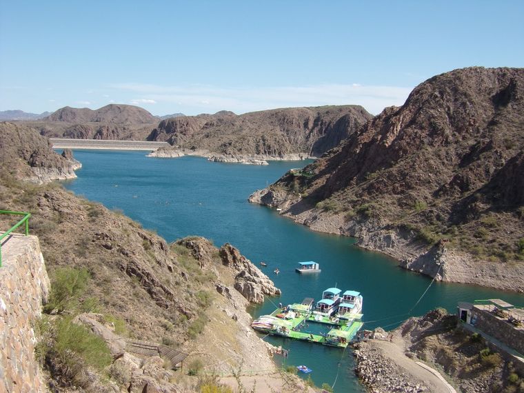 Cruzaron el río con las bicicletas a la par y el agua casi a la altura de las rodillas, y al llegar a la margen opuesta se volvieron, río arriba, hasta un sauce que habían observado desde el lado de enfrente. Foto: Gentileza: Blogspot.