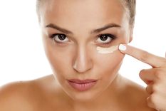 Truco mágico: Tapa las ojeras usando pintalabios rojo