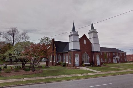 Una mujer salió de una iglesia y se arrancó los ojos