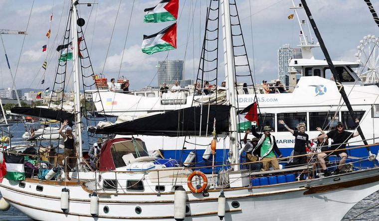 La nueva flotilla hacia Gaza partió desde Italia y ya se encamina hacia las aguas que controla Israel. Foto Efe
