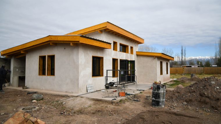 En Maipú se levantó una casa modelo de quincha mejorada con crédito del IPV.