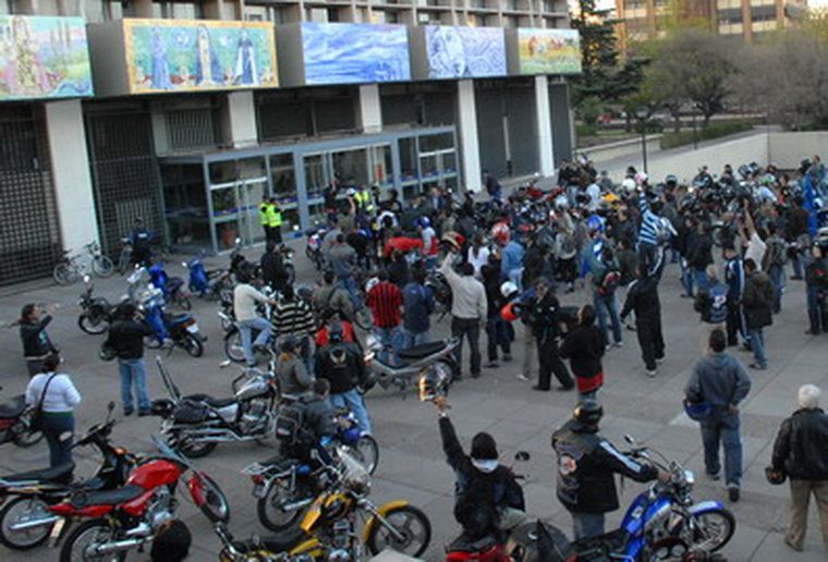 La furia comenzó en la explanada de la Municipalidad. Foto: Pachy Reynoso / MDZ